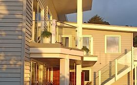 Luxurious Waterfront Accommodation